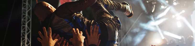 Pessoas levantando um senhor pra ver melhor um show